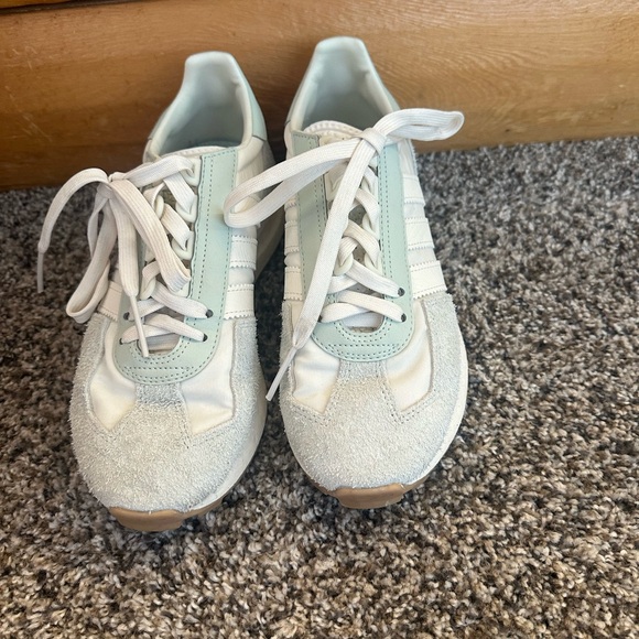 Women’s adidas shoes, size 8 in excellent condition - Picture 3 of 5